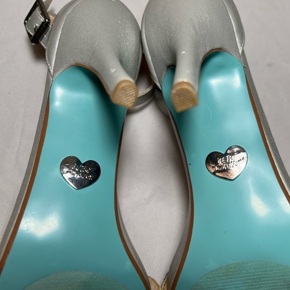 Betsey Johnson SB Gina Bridal Heels - Silver with Blue Bottoms - Size 8.5 - EUC - Picture 7 of 12